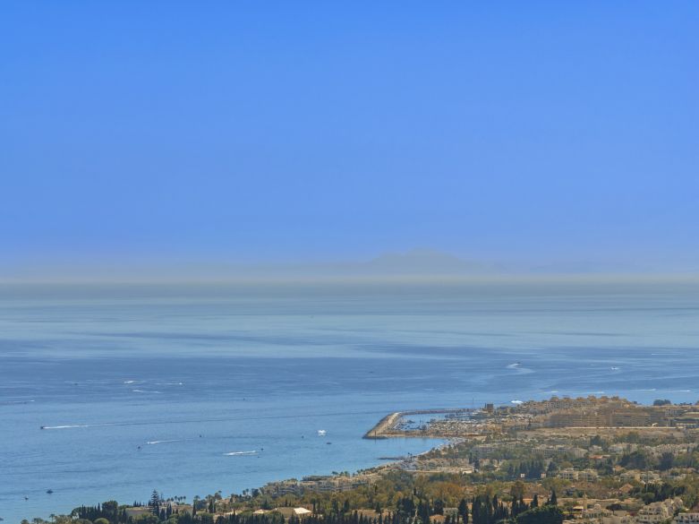 Elegancia moderna con vistas panorámicas en la prestigiosa Sierra Blanca