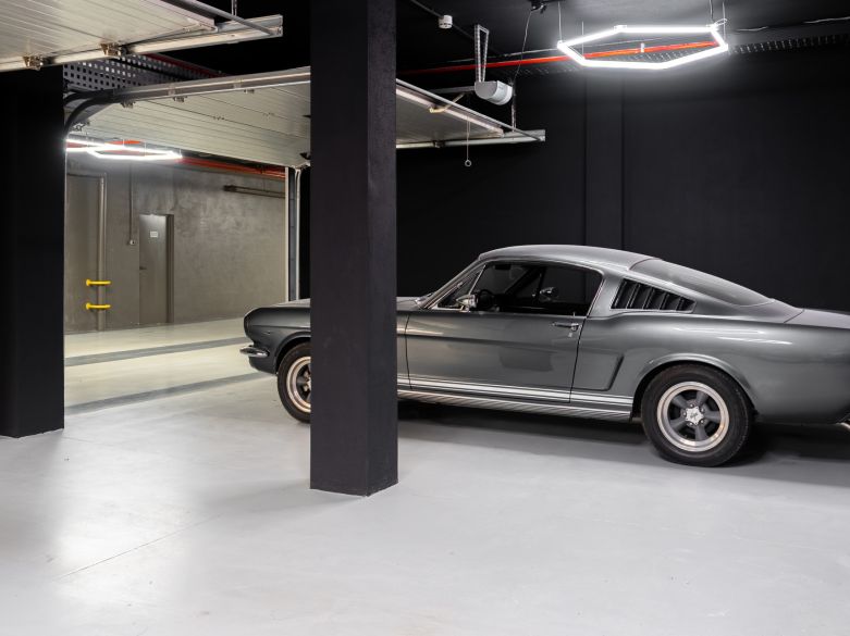 Elegancia moderna con vistas panorámicas en la prestigiosa Sierra Blanca