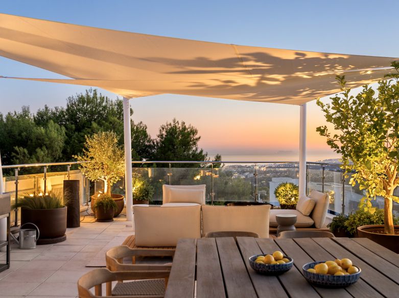 Elegancia moderna con vistas panorámicas en la prestigiosa Sierra Blanca