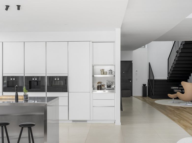 Elegancia moderna con vistas panorámicas en la prestigiosa Sierra Blanca