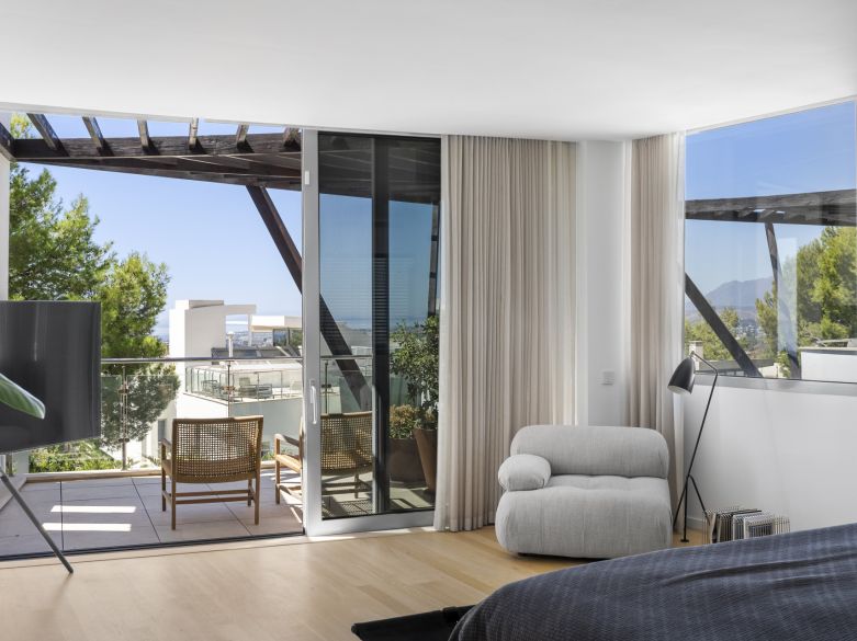 Elegancia moderna con vistas panorámicas en la prestigiosa Sierra Blanca