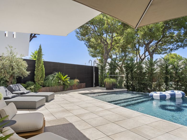 Elegancia moderna con vistas panorámicas en la prestigiosa Sierra Blanca