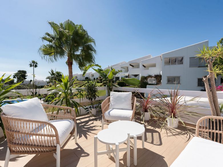 Bienvenido a este hermoso apartamento de 2 dormitorios en planta superior con increíbles vistas en Nueva Andalucía!