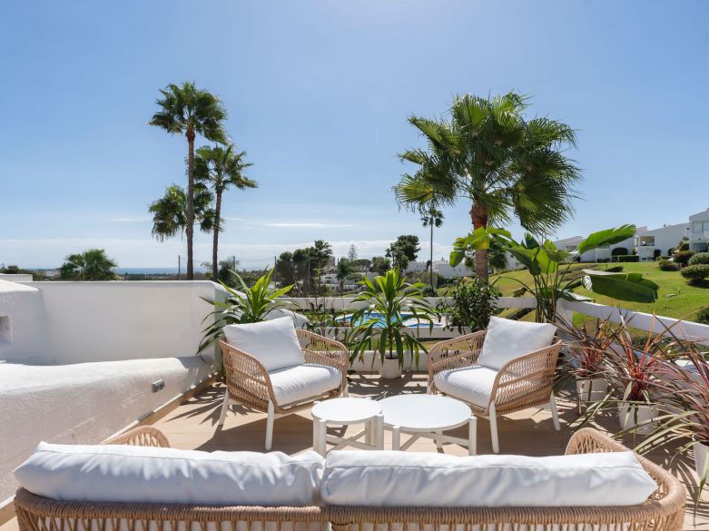 Bienvenido a este hermoso apartamento de 2 dormitorios en planta superior con increíbles vistas en Nueva Andalucía!