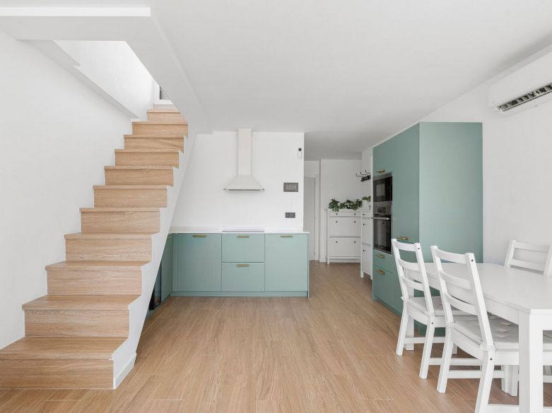 Bienvenido a este hermoso apartamento de 2 dormitorios en planta superior con increíbles vistas en Nueva Andalucía!