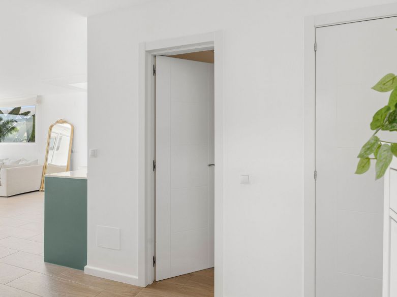 Bienvenido a este hermoso apartamento de 2 dormitorios en planta superior con increíbles vistas en Nueva Andalucía!