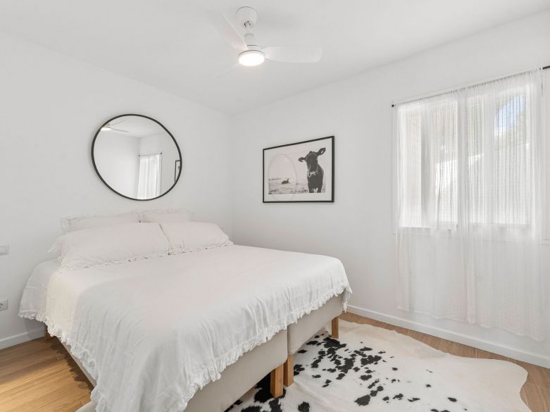 Bienvenido a este hermoso apartamento de 2 dormitorios en planta superior con increíbles vistas en Nueva Andalucía!