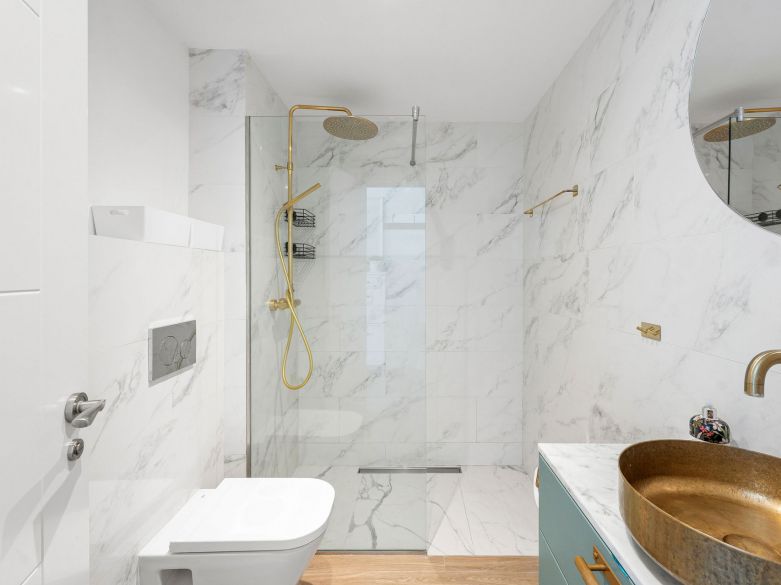 Bienvenido a este hermoso apartamento de 2 dormitorios en planta superior con increíbles vistas en Nueva Andalucía!