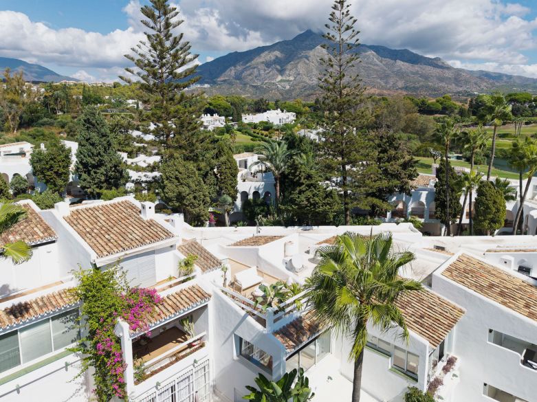 Bienvenido a este hermoso apartamento de 2 dormitorios en planta superior con increíbles vistas en Nueva Andalucía!