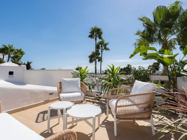 Bienvenido a este hermoso apartamento de 2 dormitorios en planta superior con increíbles vistas en Nueva Andalucía!