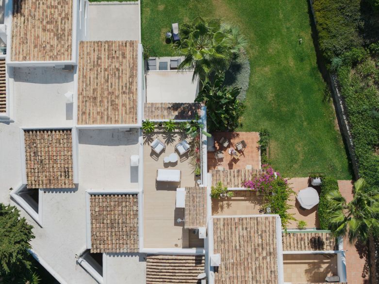 Bienvenido a este hermoso apartamento de 2 dormitorios en planta superior con increíbles vistas en Nueva Andalucía!