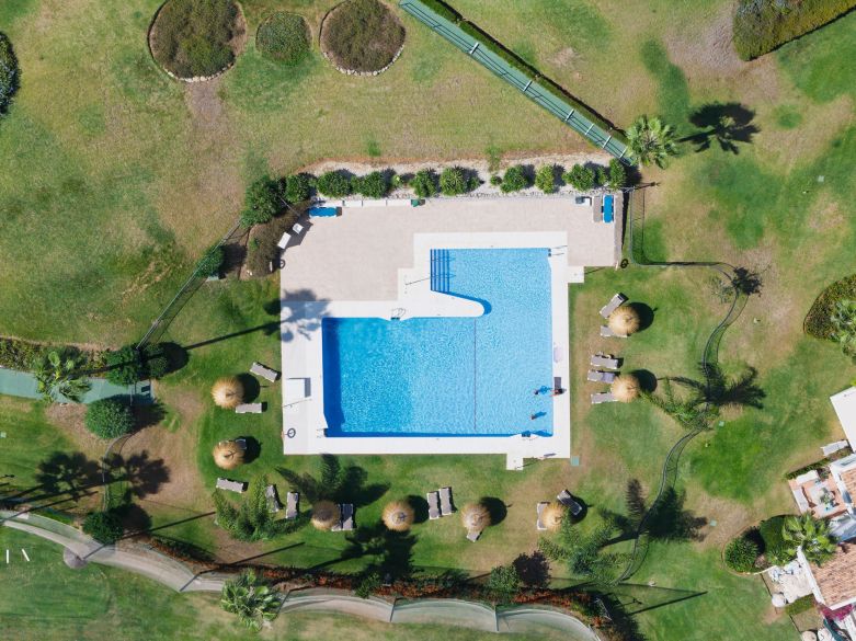 Bienvenido a este hermoso apartamento de 2 dormitorios en planta superior con increíbles vistas en Nueva Andalucía!