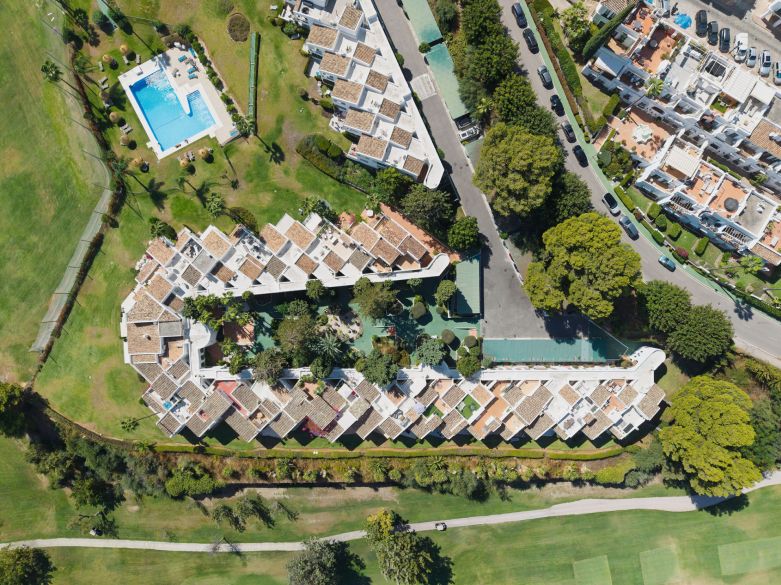 Bienvenido a este hermoso apartamento de 2 dormitorios en planta superior con increíbles vistas en Nueva Andalucía!