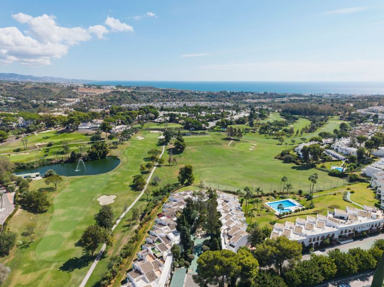 Bienvenido a este hermoso apartamento de 2 dormitorios en planta superior con increíbles vistas en Nueva Andalucía!