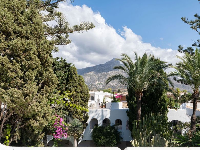 Bienvenido a este hermoso apartamento de 2 dormitorios en planta superior con increíbles vistas en Nueva Andalucía!