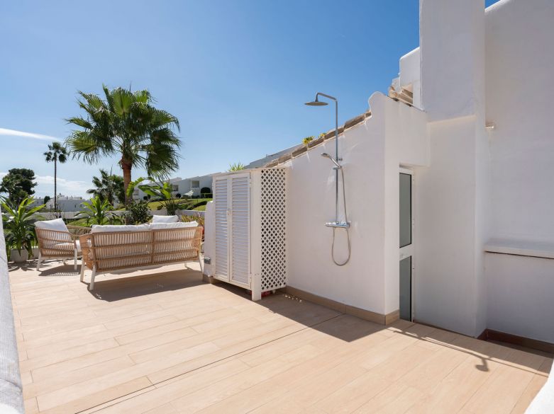 Bienvenido a este hermoso apartamento de 2 dormitorios en planta superior con increíbles vistas en Nueva Andalucía!