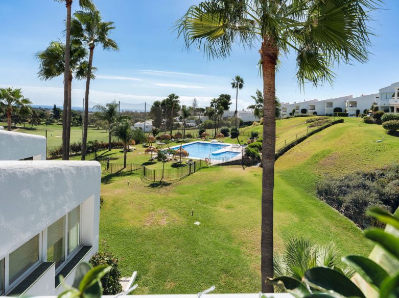 Bienvenido a este hermoso apartamento de 2 dormitorios en planta superior con increíbles vistas en Nueva Andalucía!