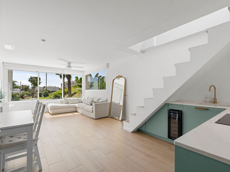 Bienvenido a este hermoso apartamento de 2 dormitorios en planta superior con increíbles vistas en Nueva Andalucía!