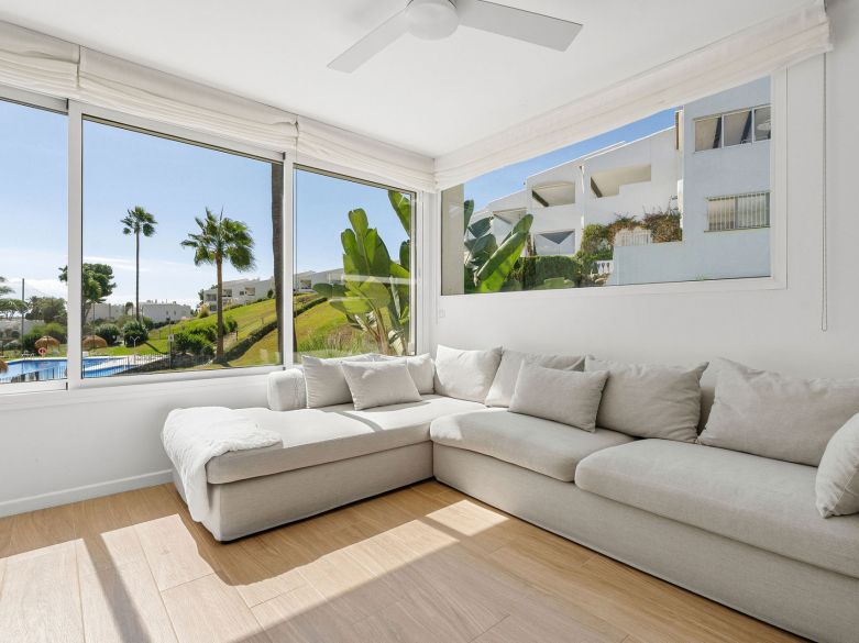 Bienvenido a este hermoso apartamento de 2 dormitorios en planta superior con increíbles vistas en Nueva Andalucía!