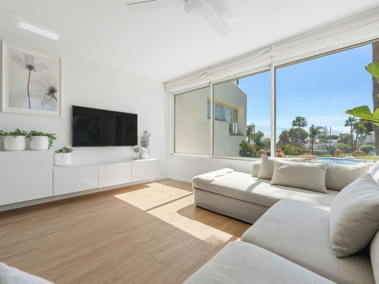 Bienvenido a este hermoso apartamento de 2 dormitorios en planta superior con increíbles vistas en Nueva Andalucía!