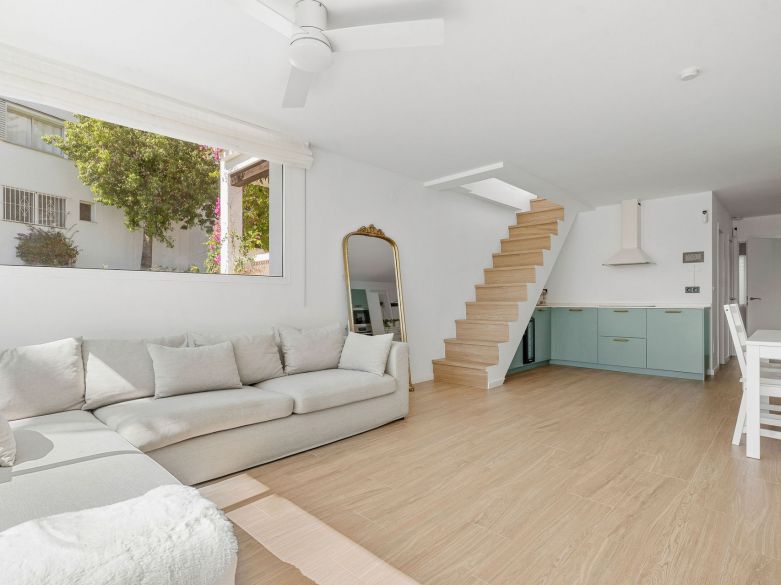 Bienvenido a este hermoso apartamento de 2 dormitorios en planta superior con increíbles vistas en Nueva Andalucía!