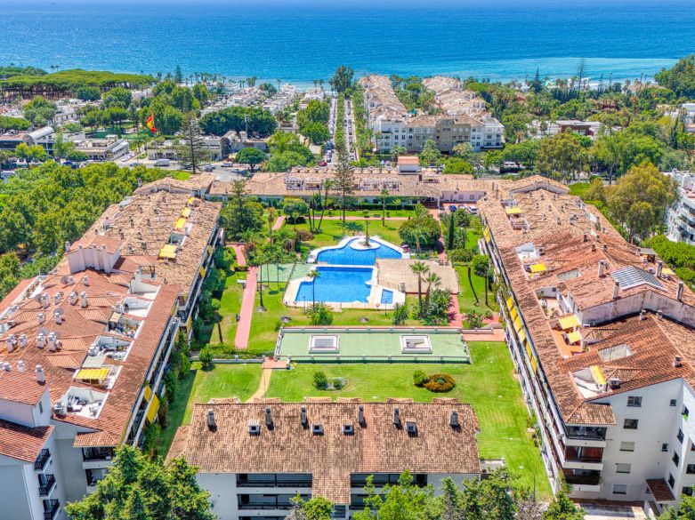 Excepcional apartamento de tres bedorom situado en una comunidad muy codiciada La Carolina Park, en la Milla de Oro de Marbella