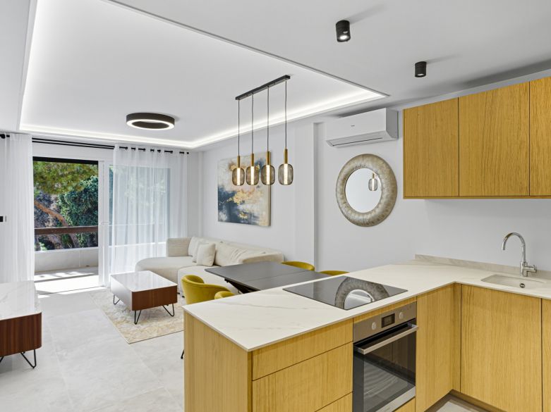 Excepcional apartamento de tres bedorom situado en una comunidad muy codiciada La Carolina Park, en la Milla de Oro de Marbella