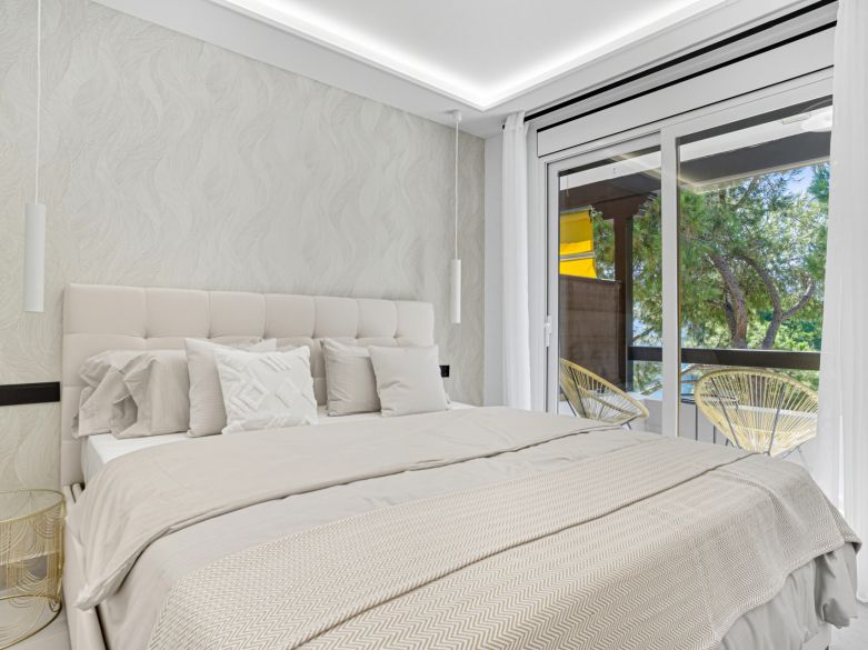 Excepcional apartamento de tres bedorom situado en una comunidad muy codiciada La Carolina Park, en la Milla de Oro de Marbella