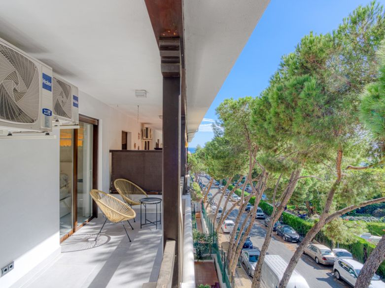 Excepcional apartamento de tres bedorom situado en una comunidad muy codiciada La Carolina Park, en la Milla de Oro de Marbella