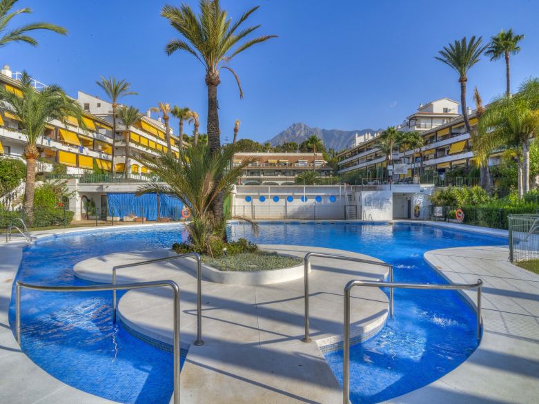 Excepcional apartamento de tres bedorom situado en una comunidad muy codiciada La Carolina Park, en la Milla de Oro de Marbella