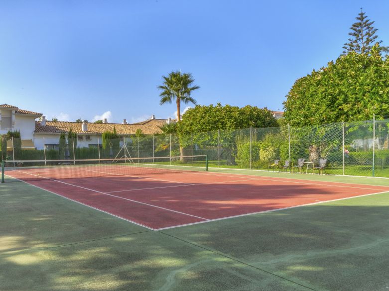 Excepcional apartamento de tres bedorom situado en una comunidad muy codiciada La Carolina Park, en la Milla de Oro de Marbella