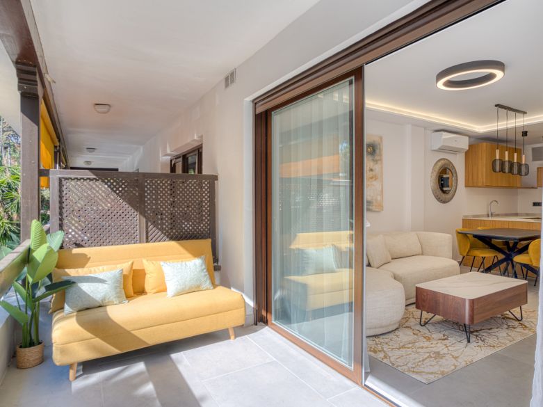 Excepcional apartamento de tres bedorom situado en una comunidad muy codiciada La Carolina Park, en la Milla de Oro de Marbella