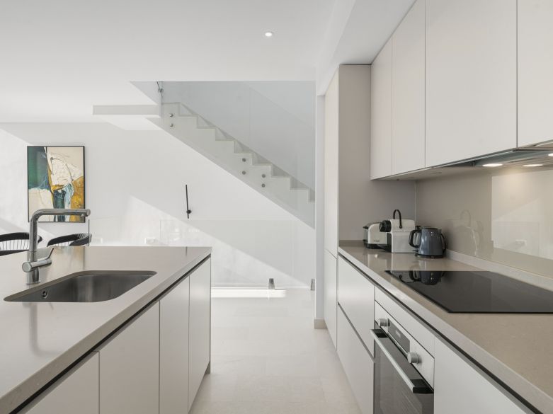 Modern 5-bedroom villa in a secure gated community near Marbella