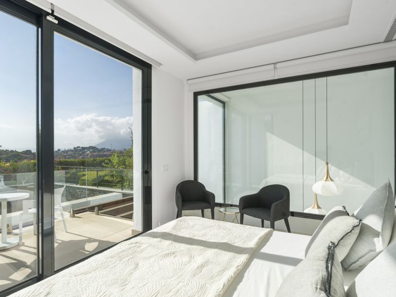 Modern 5-bedroom villa in a secure gated community near Marbella