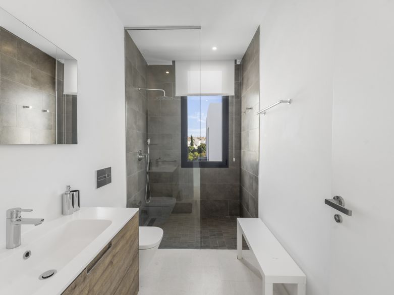 Modern 5-bedroom villa in a secure gated community near Marbella
