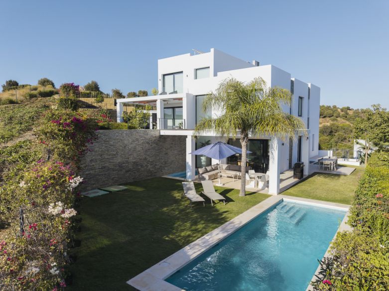 Modern 5-bedroom villa in a secure gated community near Marbella