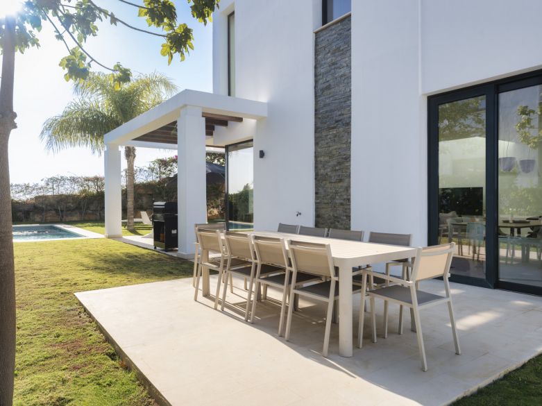 Modern 5-bedroom villa in a secure gated community near Marbella