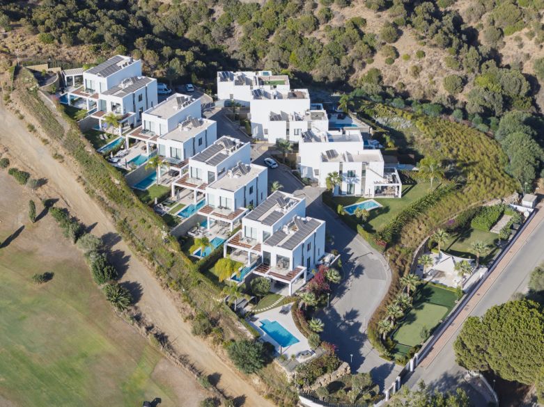 Modern 5-bedroom villa in a secure gated community near Marbella