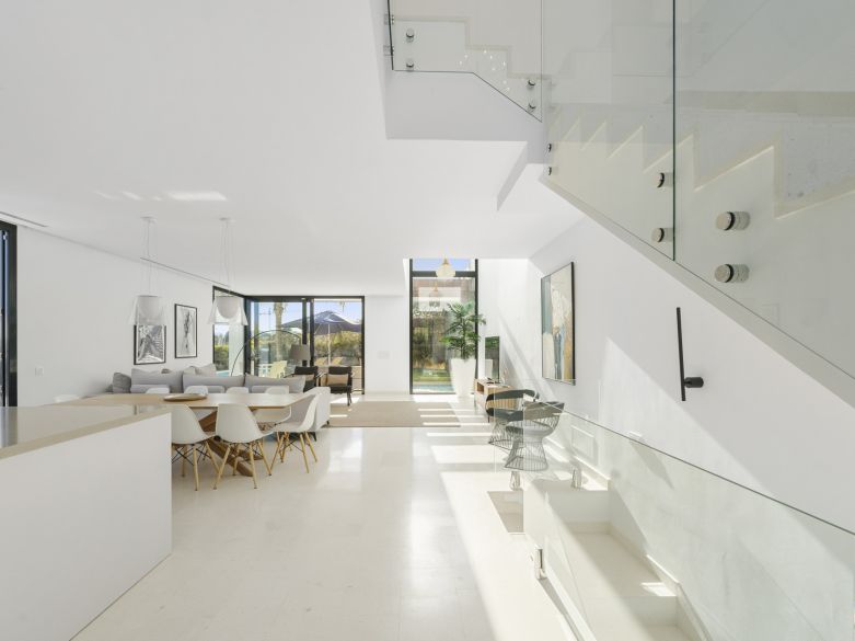 Modern 5-bedroom villa in a secure gated community near Marbella
