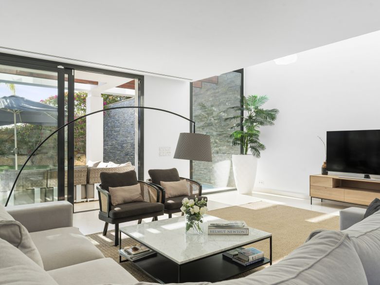 Modern 5-bedroom villa in a secure gated community near Marbella