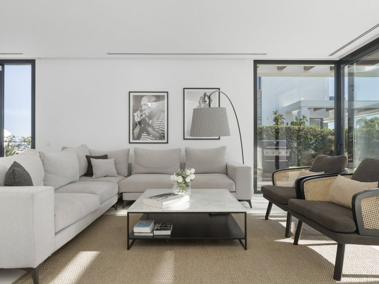Modern 5-bedroom villa in a secure gated community near Marbella