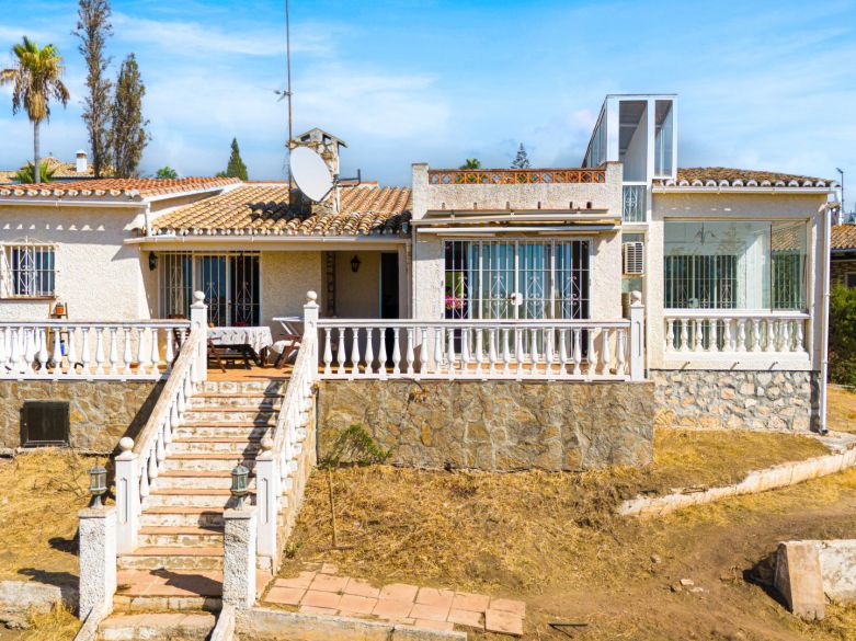 Great Renovation Opportunity in Parque Elviria with Fully Renovated Detached Guest Apartment