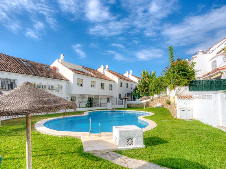 Charming south facing, three bedroom townhouse located in the sought-after gated community of El Capricho on Marbella’s Golden Mile