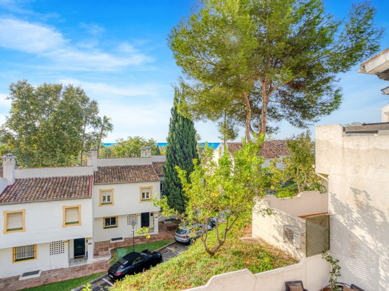 Encantadora casa adosada de tres dormitorios situada en la codiciada comunidad cerrada de El Capricho en la Milla de Oro de Marbella