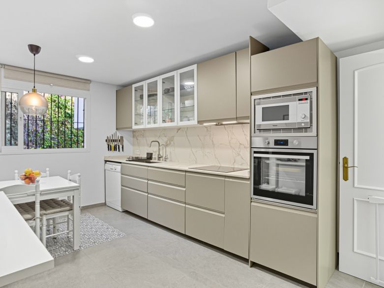 Encantadora casa adosada de tres dormitorios situada en la codiciada comunidad cerrada de El Capricho en la Milla de Oro de Marbella