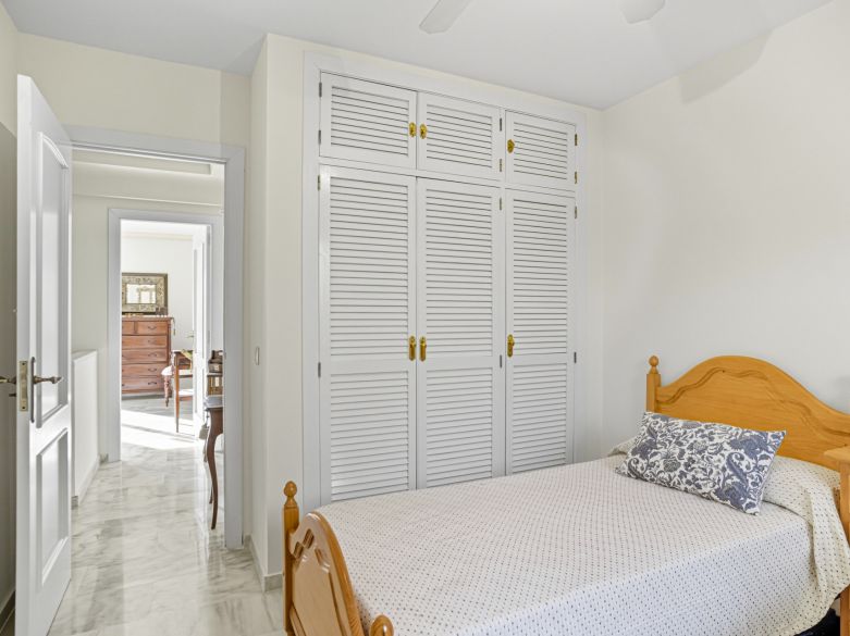 Encantadora casa adosada de tres dormitorios situada en la codiciada comunidad cerrada de El Capricho en la Milla de Oro de Marbella