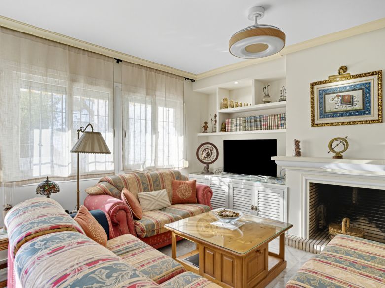 Encantadora casa adosada de tres dormitorios situada en la codiciada comunidad cerrada de El Capricho en la Milla de Oro de Marbella