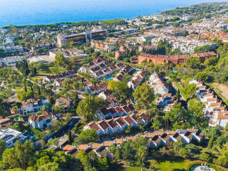 Encantadora casa adosada de tres dormitorios situada en la codiciada comunidad cerrada de El Capricho en la Milla de Oro de Marbella