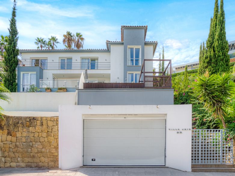 Amplio cinco dormitorios, Villa situado en el exclusivo Los Arqueros Golf Resort en Benahavís