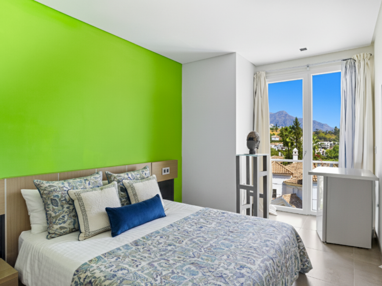 Amplio cinco dormitorios, Villa situado en el exclusivo Los Arqueros Golf Resort en Benahavís